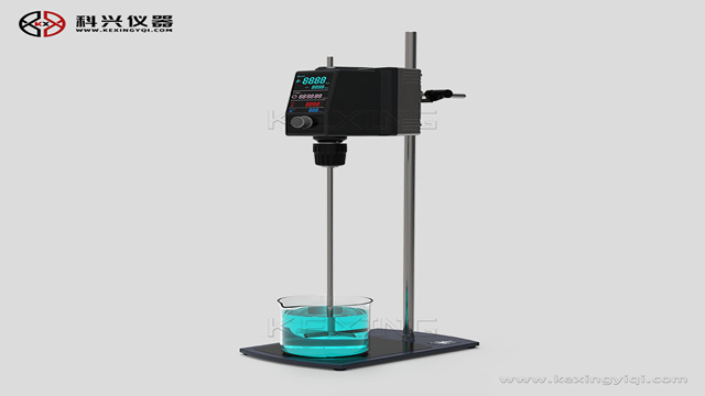 他來了，他來了，他帶著頂置式電動攪拌器走來